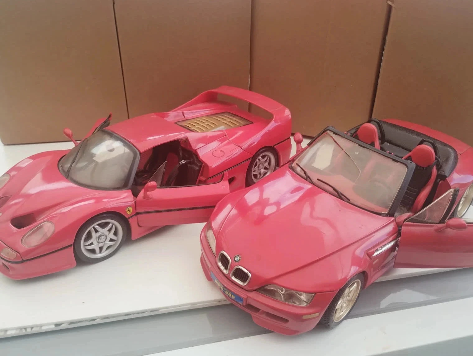 Lot de 2 voitures de collection , Ferrari et BMW, modèle 1/18